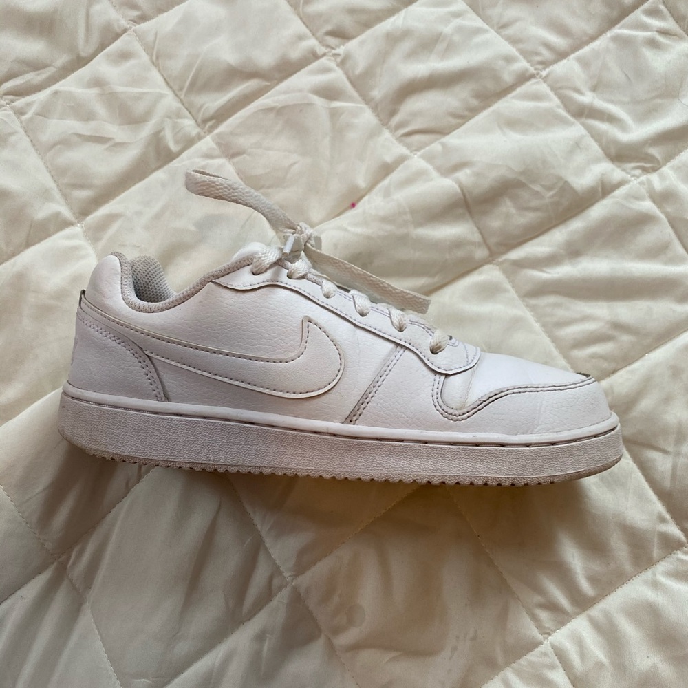white nike shoes